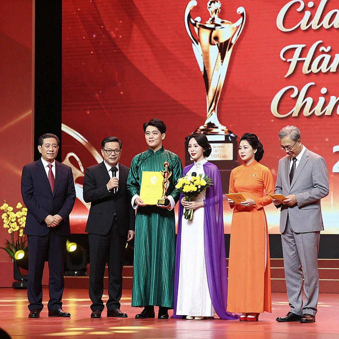 Nhịp đập từ sân 19/8: Khi người viết chậm nhìn thấy điều người khác bỏ qua