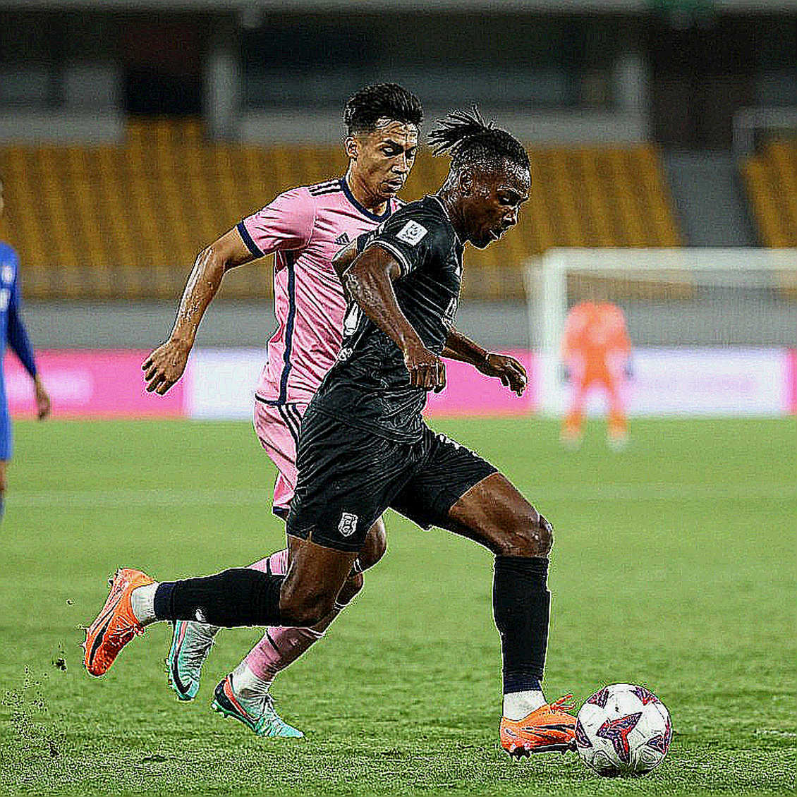 Hồ sơ rỗng: bên trong chợ tin chuyển nhượng V.League