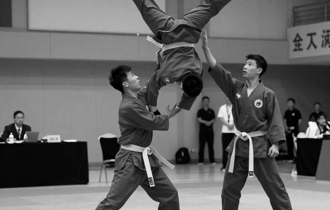 Chiếc đai UFC hạng nặng và 27 triều đại trong 28 năm: Khi quyền lực được viết bằng khoảng trống